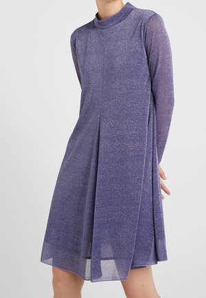 Lila langärmliges knielanges Kleid mit hohem Ausschnitt und dezentem Schimmer, getragen von einer Person vor schlichtem Hintergrund.