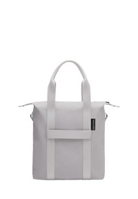 Sac fourre-tout gris en tissu avec double anses, fermeture éclair et détail de sangle à l'avant. Présente une petite étiquette logo sur le côté.
