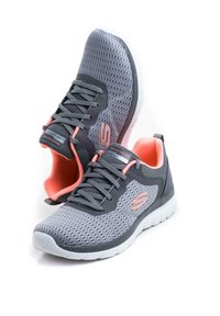 Baskets de sport grises avec un dessus en maille, accents roses et lacets. Dotées d'une semelle rembourrée et d'un détail de logo sur le côté.