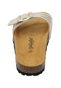 Sandal bianca con suola in sughero testurizzata, caratterizzata da una sola cinghia con una fibbia dorata. L'interno ha una finitura morbida beige e un marchio in rilievo.