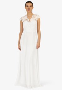 Weißes Kleid mit einem Spitzenoberteil mit kurzen Ärmeln, fließendem Rock und schmaler Taille, das eine elegante Silhouette schafft.