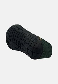 Semelle d'un chausson vert foncé avec une épaisse semelle en caoutchouc noir texturée pour l'adhérence, portant le nom de la marque "Glerups".