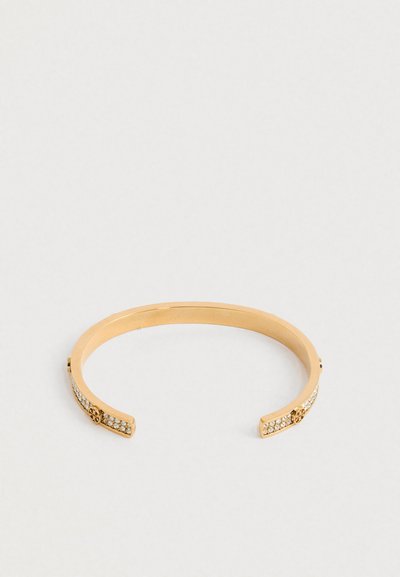 Χρυσό ανοικτό βραχιόλι με σειρές από μικρά διαφανή κρύσταλλα και στρογγυλά διακοσμητικά χρυσά αξεσουάρ σε κάθε άκρο, εκτεθειμένο σε λευκό φόντο.