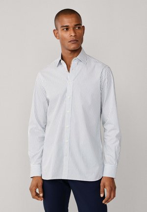 Gestreept shirt met lange mouwen in lichtblauw en wit, met een kraag en manchetten met knopen, gemaakt van ademende stof met een subtiele textuur.