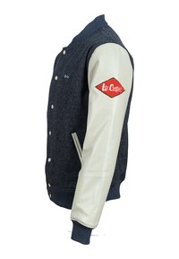 Giacca varsity in lana blu navy con maniche in pelle bianca, polsini e orlo a costine, con logo ricamato rosso sul braccio sinistro.