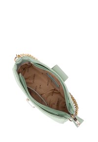 Sac à main en cuir vert menthe avec quincaillerie en chaîne. Présente un design structuré, une fermeture à glissière et un intérieur beige avec une marque.
