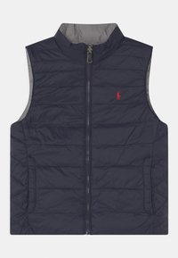 Námořnická péřová vesta s vysokým límcem, šitá texturou, předním zipem a malým červeným logem na levé hrudi. Podšívka je šedá.