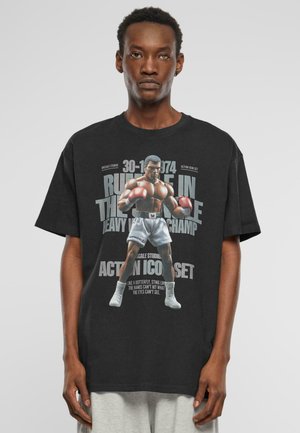 T-shirt noir à manches courtes avec un graphique d'une figure de boxe, accompagné de texte blanc et gris détaillant des statistiques et des phrases liées à la boxe.