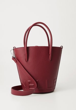 Punane tekstureeritud nahast ämbritask, millel on kahekordsed käepidemed ja eemaldatav õlavöö, millel on brändi nimi reljeefselt peale vajutatud.