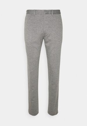 Szare spodnie o prostych nogawkach z szlufkami na pasek, wykonane z miękkiego materiału, o wąskim kroju, przedstawione z przodu na białym tle.