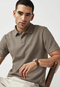 Next REGULAR FIT - Pólóing - neutral brown