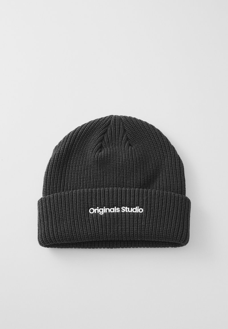Zwarte geribbelde gebreide beanie met een omgeslagen rand en witte tekst "Originals Studio" op de voorkant.