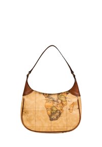 Sac à bandoulière beige avec un imprimé de carte du monde, accents en cuir marron, forme courbée et une seule sangle pour le transport.