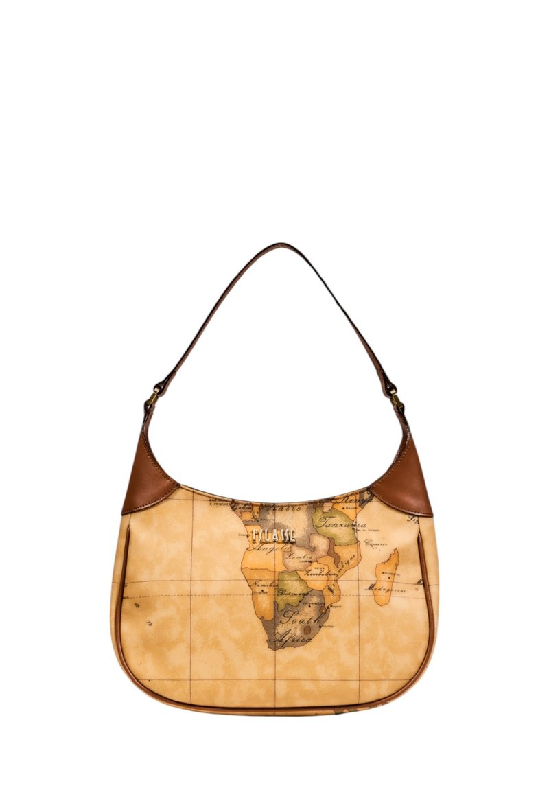 Sac à bandoulière beige avec un imprimé de carte du monde, accents en cuir marron, forme courbée et une seule sangle pour le transport.