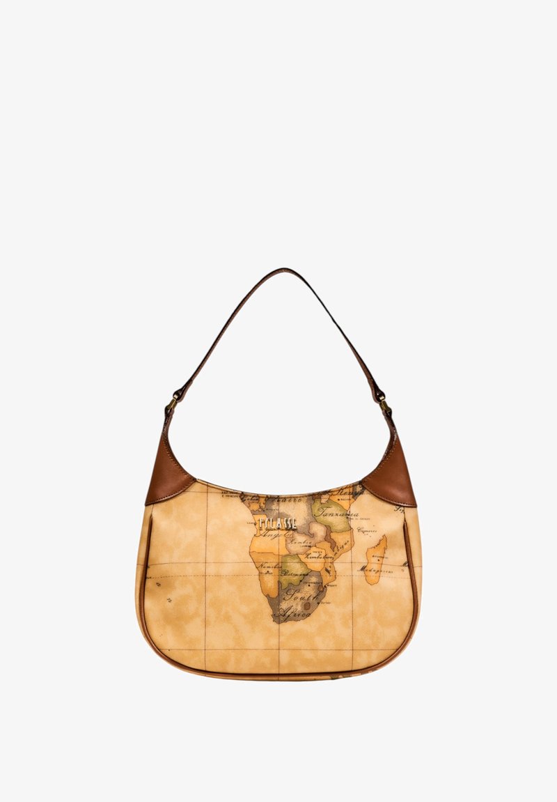 Borsa a spalla color cuoio con stampa di una mappa del mondo, dettagli in pelle marrone, forma curva e una sola tracolla per il trasporto.