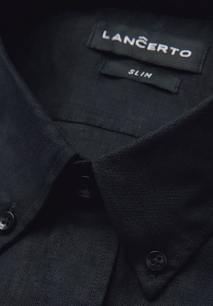 Czarna, dopasowana koszula z kołnierzykiem, wykonana z teksturowanej tkaniny, z dwoma czarnymi guzikami w pobliżu kołnierza. Metka z napisem "LANCERTO SLIM."