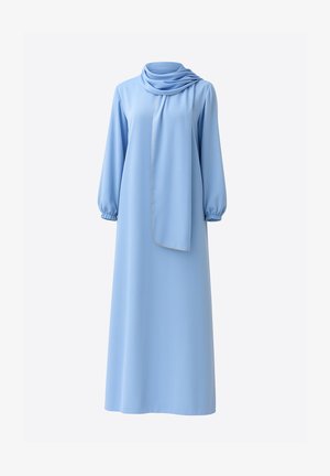 Hellblaues Kleid aus glattem Stoff mit einem hochgeschlossenen Halstuch, langen Ärmeln mit elastischen Bündchen und einem geraden, knöchellangen Schnitt.