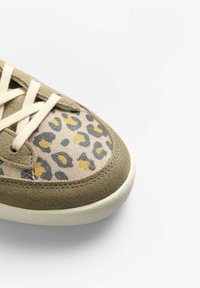 Sneaker mit einem oberen Teil aus beigem und gelbem Leopardenmuster aus Canvas, taupefarbigen Wildlederakzenten und einer cremefarbenen Gummisohle. Klassisches Schnürdesign.