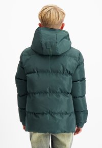 Donkergroen pufferjack met capuchon, voorzien van horizontaal gestikte secties, een gladde textuur en een lus aan de achterkant.