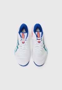 Baskets de sport blanches avec une tige texturée, des accents bleus au niveau du col et des logos multicolores. Présente un système de laçage et une semelle rembourrée.