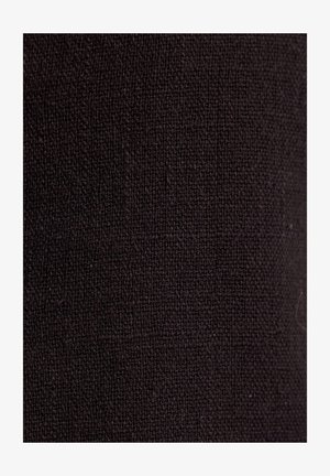 Tessuto nero testurizzato con un sottile motivo di trama, che presenta una finitura opaca e leggere variazioni nello spessore dei fili.