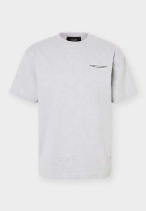 Ανοιχτό γκρι κοντομάνικη μπλούζα με στρογγυλή λαιμόκοψη και μικρό μαύρο κείμενο «FROM FAMAHARA FRANCO TO THE WORLD BENFICA, DRIVEN BY PASSION» στο αριστερό μέρος του στήθους.