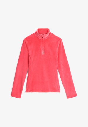 Pullover in pile corallo con colletto alto, zip a un quarto, maniche lunghe e logo argento decorativo sul petto. Texture morbida e colore uniforme.