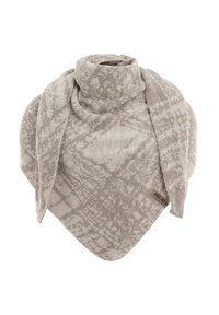 Gebreide sjaal in tinten van lichtgrijs met een gestructureerd ruitpatroon, met een turtleneck ontwerp en een merketiket langs de rand.