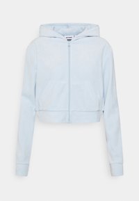 Felpa corta, di colore azzurro chiaro, realizzata in tessuto morbido, con zip frontale, due tasche anteriori e cappuccio con coulisse.