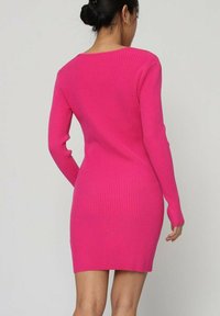 Robe ajustée à manches longues en maille côtelée rose vif. Dotée d'un col plongeant et d'une silhouette cintrée, elle met en valeur les courbes et la texture.