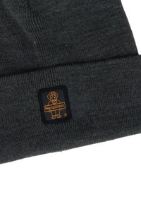 Beanie grigia a maglia con risvolto, caratterizzata da una toppa quadrata nera con un'illustrazione di un cane arancione e il testo "RefrigiWear".