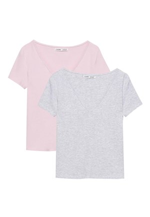 Twee korte mouwen V-hals T-shirts, één lichtroze en één lichtgrijs, overlappend weergegeven op een witte achtergrond.