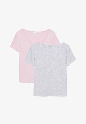 Zwei kurzärmelige V-Ausschnitt-T-Shirts, eines in Hellrosa und eines in Hellgrau, überlappend auf einem weißen Hintergrund dargestellt.