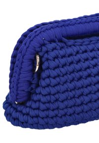 Kék szövött kézitáska, texturált anyaggal, kerekded formával és masszív fogantyúval. Feltűnő, fényes fém díszítések gazdagítják a megjelenését.