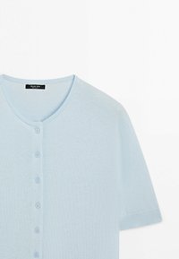Světlomodrý krátký pletený kardigan s kulatým výstřihem a šesti knoflíky vpředu, zobrazená horní polovina oděvu.