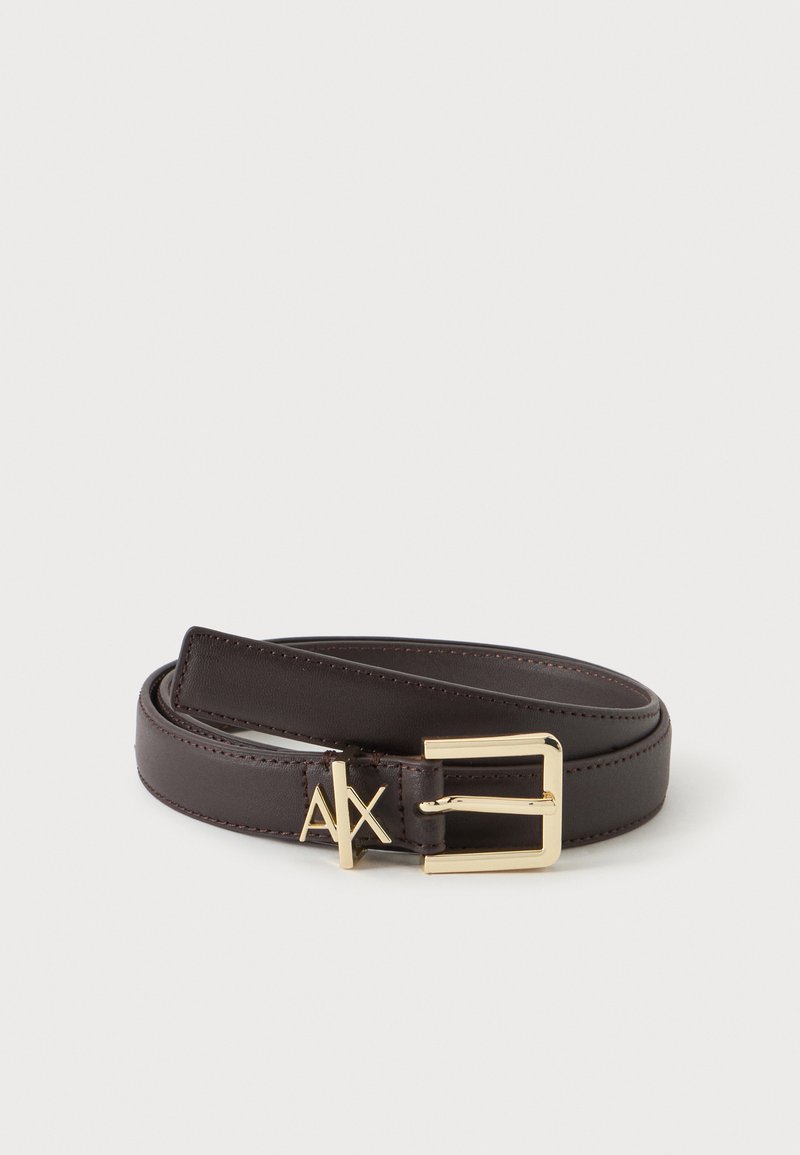 Ceinture en cuir marron foncé avec boucle rectangulaire dorée et détail du logo AX doré, roulée sur un fond gris clair.