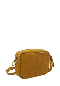 Sac bandoulière en suède marron avec une forme rectangulaire, quincaillerie dorée, fermeture éclair et une sangle amovible. Texture lisse, design minimaliste.