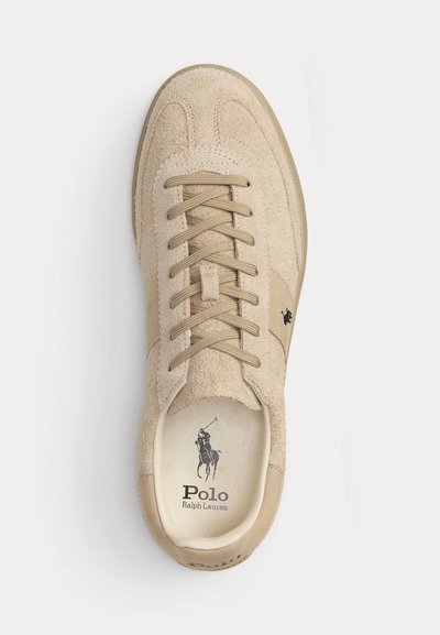 Μπεζ πάνινο παπούτσι Polo Ralph Lauren από σουέτ με κορδόνια, λογότυπο αλόγου στο πλευρό και στη σόλα, φωτογραφημένο από πάνω σε λευκό φόντο.