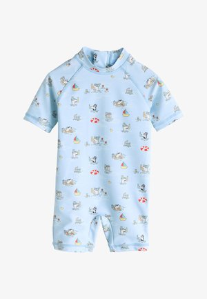 Lichtblauw babybadpak met korte mouwen en kleurrijke prints van zwemmende honden, zeilboten, reddingsringen en rubberen eendjes.