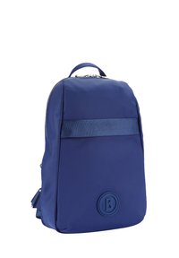 Mörkblå ryggsäck med ett slätt, hållbart material, ett brett tygband över framsidan och en rund logotyp på den nedre delen.