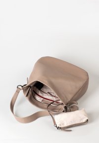 Taupe Leder-Schultertasche mit strukturierter Oberfläche, offen und zeigt ein gemustertes Inneres; enthält eine kleine passende Tasche mit Reißverschluss.