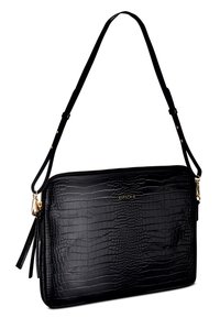 Czarna skórzana torebka o fakturze krokodyla, wyposażona w złoty zamek błyskawiczny i metalowe elementy, regulowany pasek oraz ozdobny frędzel z boku.