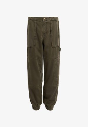 Pantalons cargo vert olive avec une coupe ajustée, poignets élastiques, plusieurs poches et une fermeture à bouton frontal, fabriqués en tissu coton durable.