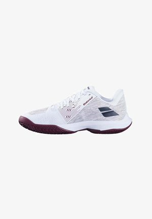 Weißer Sportschuh mit einem Obermaterial aus Mesh, das weinrote Akzente aufweist, strukturierten Sohlen mit einem gemusterten Profil und einem auffälligen Markenlogo.