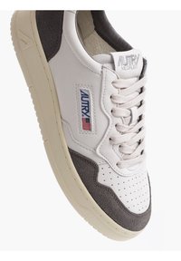 Sneakers in pelle bianca con accenti in suede grigio. Punta perforata, dettagli cuciti e suola in gomma. Caratterizzati da una patch del logo con la bandiera americana.
