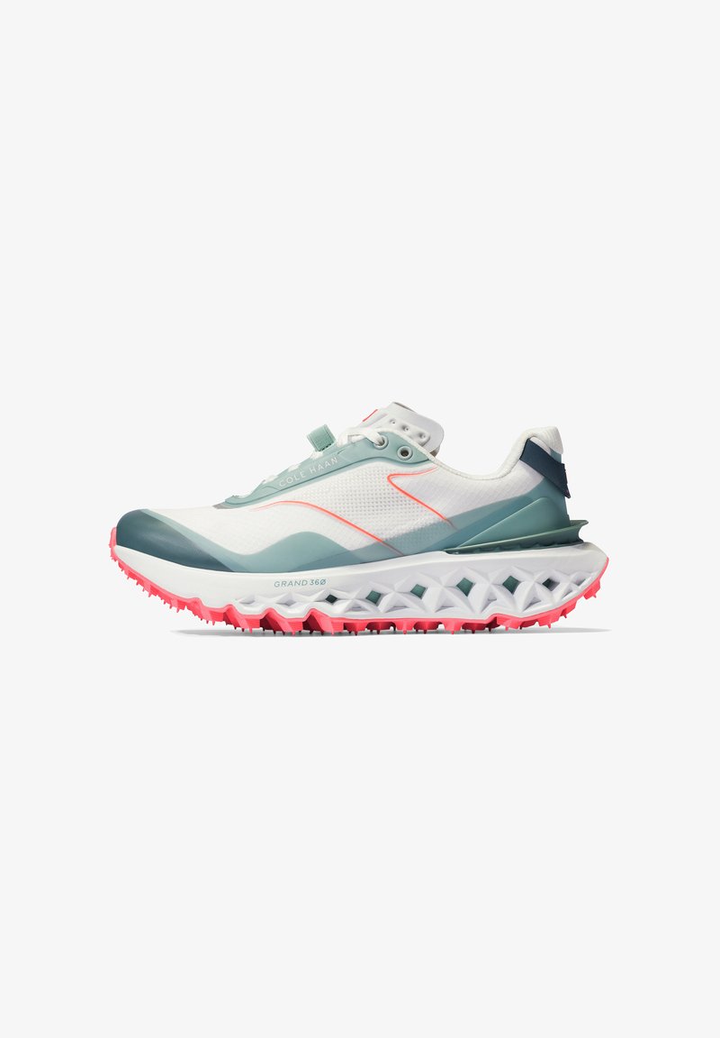 Białe buty sportowe z siateczkową cholewką, turkusowymi akcentami, różową podeszwą i teksturowaną podeszwą środkową. Posiadają elegancki design i system sznurowania.