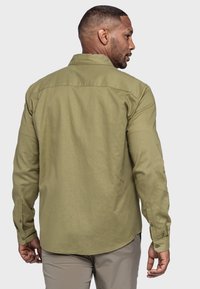 Langarmhemd in olivgrün, aus leichtem Material gefertigt, mit Button-Down-Kragen und taillierter Passform, versehen mit gesteppten Akzenten.