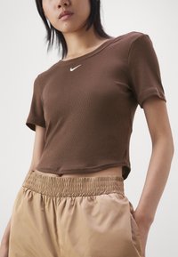 Nike Sportswear Jednoduché tričko - baroque brown/(sail)