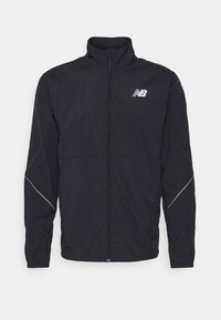 Veste légère noire zippée avec col montant, manches longues, bandes réfléchissantes sur les manches et logo New Balance blanc sur la poitrine.