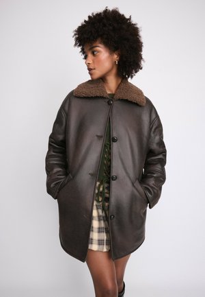 Stradivarius, OVERSIZE DOUBLE-FACED BUTTON-UP JACKET - Short coat - dark brown
